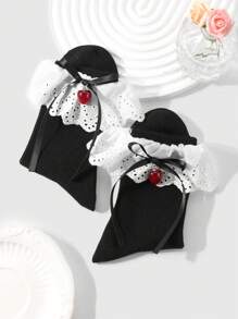 ROMWE Kawaii 1 paire de chaussettes hautes élégantes, douces et chaudes au style gothique lolita. Modèle à rayures verticales noires avec nœud papillon cerise, modèle à rayures verticales blanches avec nœud papillon fraise. Convient aux femmes, tenue quotidienne, emballage en boîte cadeau.