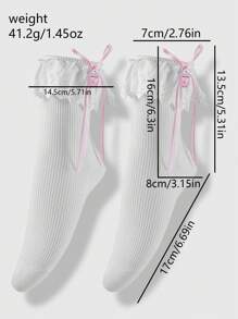ROMWE Kawaii 1 paire de chaussettes hautes élégantes, douces et chaudes au style gothique lolita. Modèle à rayures verticales noires avec nœud papillon cerise, modèle à rayures verticales blanches avec nœud papillon fraise. Convient aux femmes, tenue quotidienne, emballage en boîte cadeau.