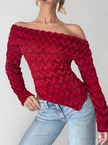 SHEIN Essnce Holiday Christmas Tshirt Burgundy Red One-Shoulder Plush Multi-Layered Knitted Long-Sleeved Asymmetric T-Shirt Women's Wavy Striped Jacquard Off-Shoulder Long-Sleeved Asymmetric Hem Fitted Fashionable T-Shirt - Red - View 3