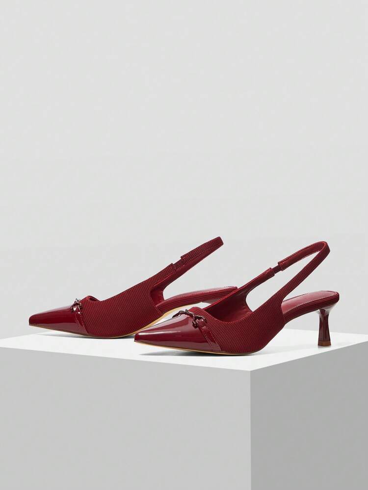 SAPATOS DE SALTO ALTO FEMININOS DE BICO FINO COM DECOR EM FIVELA METÁLICA, MODA RETRÔ, SALTO FINO, AMBIENTE DE NATAL E ANO NOVO, OUTONO E INVERNO, DIA DOS NAMORADOS