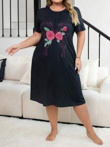 Camisón de manga corta con estampado de rosas y mariposas para tallas grandes