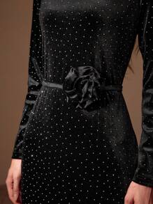 MOTF PREMIUM Robe fendue avec détail de strass en velours, garniture en dentelle et collier Ras-du-cou à fleurs en 3D - Noir - Voir 3