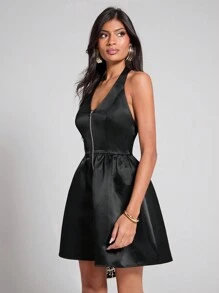 COSMINA 女士 V 领缎面黑色迷你连衣裙，适合情人节、新年的派对优雅装扮 - 黑色 - 查看 5