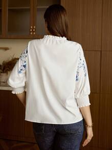 Elaquor 加大花卉印花荷叶边系带领褶皱袖口衬衫，夏季 - 藍白色 - 查看 2