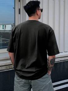 DAZY Camiseta casual de hombre con gráfico de letra simple, minimalista y de moda para uso diario, verano