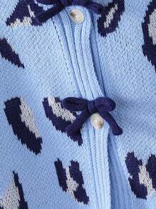 SHEIN Adolescent Girls' Stylish Cute Patterned Knit Cardigan, Long Sleeve, Front Open Design. Leopard And Animal Print Patterns, Bow And Button Decor Adding A Sweet Touch. Elegant Blue Color, Soft Fabric, Fitted Silhouette Elongating The Proportion. A Fashionable Piece For Girls In Autumn/Winter, Suitable For Various Occasions Like Home Gathering, Outing, Shopping, School, Etc. - Blue - View 5