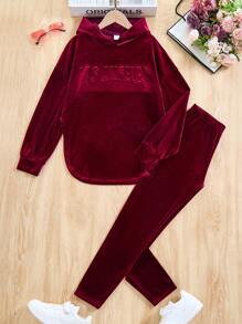 SHEIN 2 件 Tween Girl 休闲优雅天鹅绒连帽衫套头宽松落肩运动衫，带 3D 压花标语和紧身裤套装，酒红色圣诞装 - 酒紅色 - 查看 1