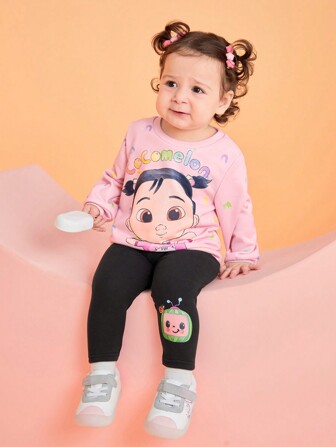 CoComelon X SHEIN Conjunto de 2 piezas para bebé niña con diseño adorable de dibujos animados, incluye sudadera de gráfico de letra rosa y leggings negros con estampado lindo de sandía, apto para otoño/invierno