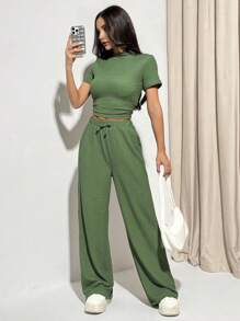 Set de 2 piezas para adolescente: Camiseta de manga corta con cuello alto de tela texturizada + Pantalón largo informal - Verde Oliva - Ver 4