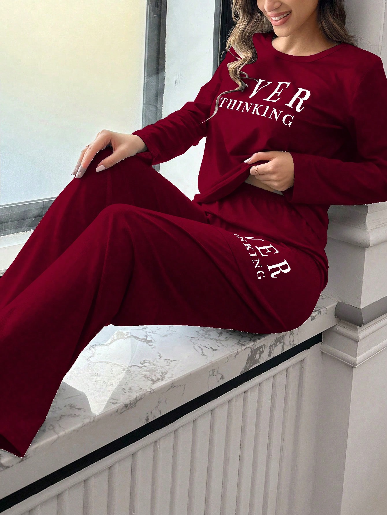 طقم بيجامة من ملابس علوية كم طويل وبنطلون طويل مطب...