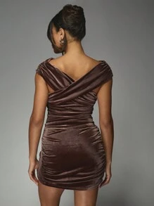MISSGUIDED Vestido mini de terciopelo con frente cruzado y drapeado, hombros descubiertos, ajustado, glamoroso para fiestas de invierno, eventos y salidas nocturnas - Marrón - Ver 2