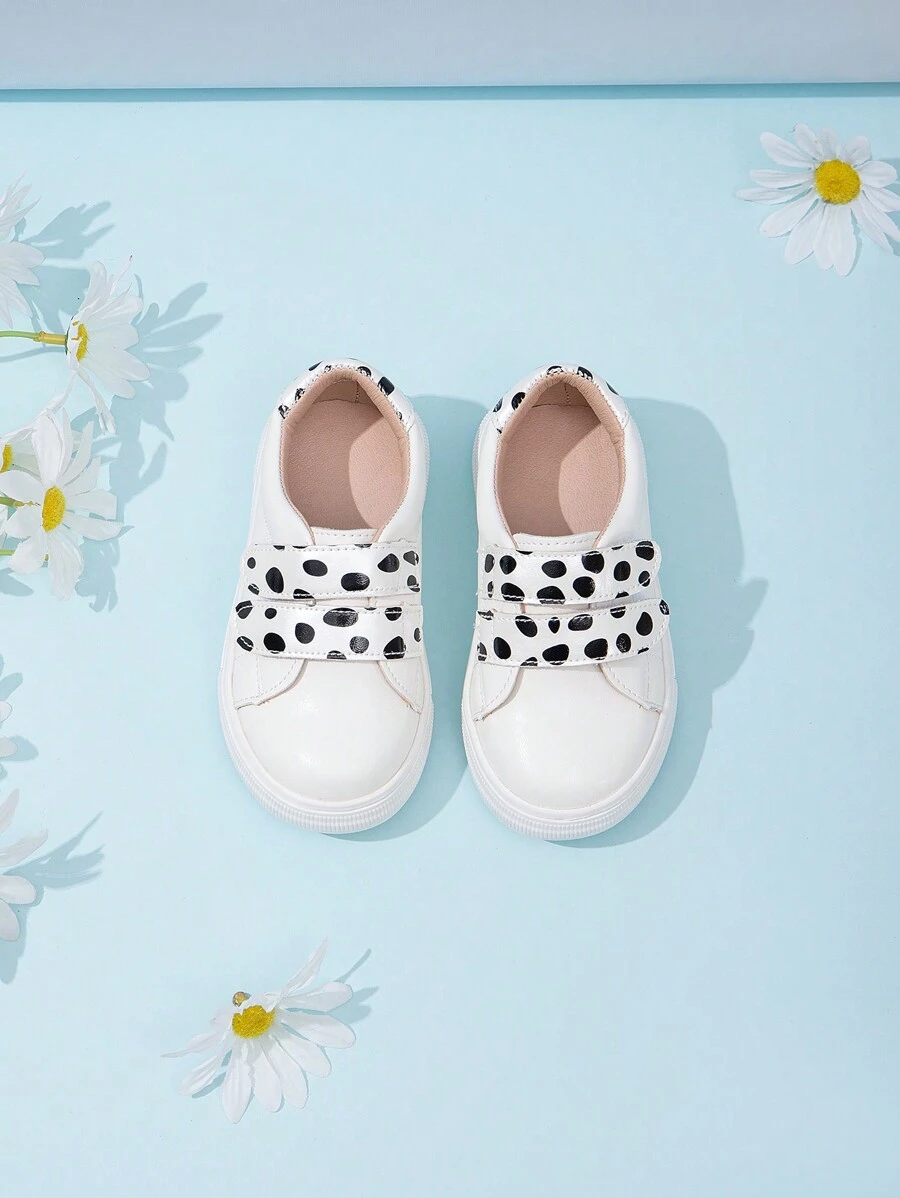 1 双女孩休闲运动鞋，采用拼色、钩环设计，适合所有季节