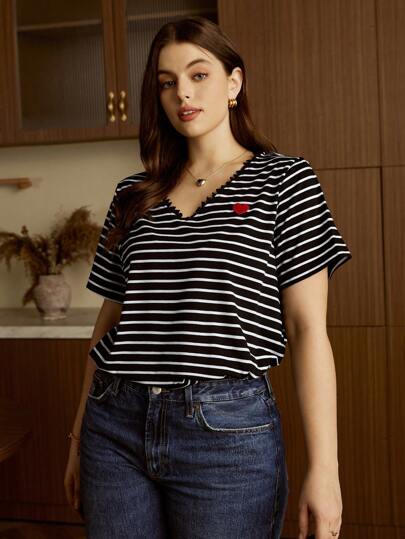 Elaquor 条纹爱心贴片细节凸纹蕾丝花边 T 恤，夏季