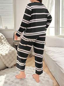 Conjunto de pijama con botones a presión y estampado de rayas elegante para usar en casa