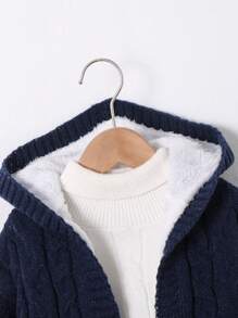 SHEIN 1 Stück Kleine Jungen Lässig College Komfortable Mode Einfach Praktisch Allround Weich Gemütlich Twist Textur Mit Griff Gemütlich Dick Warm Mit Kapuze Pullover Kinder Outfit Kleine Jungen Kleidung SchulKleine Jungen Set Kleine Jungen Outfit Familienpassende Outfits Geeignet für Geburtstagsfeier Geeignet für den Alltag Geeignet für Schule Geeignet für Reisen Geeignet für Sport Geeignet für Herbst und Winter
