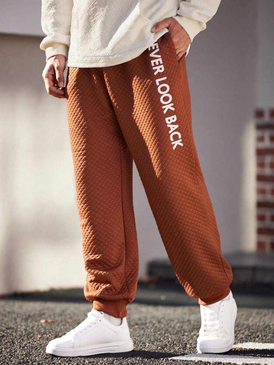 Manfinity Homme Pantalones casuales con cordón y bolsillos con estampado de letras, pantalones de chándal largos y amplios para gimnasio, como regalo para el esposo o novio - Burdeos - Ver 1