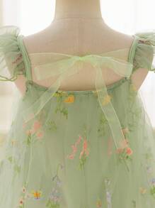 SHEIN Glamorique Kids 圣诞节少女女孩派对连衣裙圣诞老人印花连衣裙新年连衣裙公主绿网眼花卉刺绣盖袖连衣裙适合所有季节 - 綠色 - 查看 3