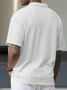 Manfinity Homme Men's Casual Vacation Style, Featuring An INS-Inspired Geometric Diamond-Textured Jacquard Knit Short-Sleeve Khaki Polo Shirt With A V-Neck Design. Perfect For Music Festivals, Hawaii Beach Getaways, And Everyday Outfits, Making It A Stylish Gift For Your Boyfriend Or Husband. It Embodies A French-Inspired Elegance And Romance. Men's Knitted Textured Jacquard Polo Shirt, Minimalist & Fashionable, Suitable For Summer , Polo Shirt For Men , Polos For Men - White - View 2