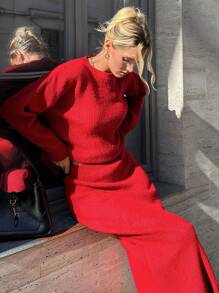 EURMUSE 女士秋冬套装：纯色落肩长袖毛衣、针织中裙和围巾、休闲装 - 紅色 - 查看 3