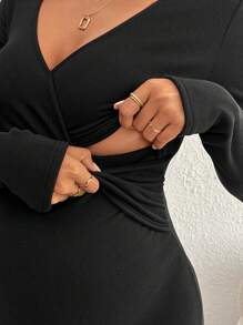 SHEIN Nursing Top With V-Neck, Minimalist & Fashionable For Casual Everyday Wear