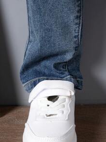 年轻男孩宽松款抽绳腰部锥形牛仔裤