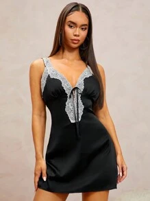 SHEIN SXY Sensual Purity 卧室风格黑白对比蕾丝拼接缎面 A 字迷你连衣裙、真丝睡袍 - 黑色 - 查看 1