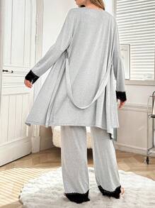 三件套睡衣套装：撞色蕾丝边吊带背心、长裤和系带睡袍，秋冬服装