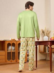 Conjunto de pijama para hombre con top de cuello redondo de manga larga con estampado de cara sonriente y letras, y pantalones