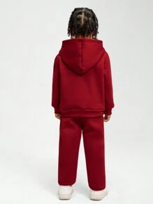 SHEIN Set de ținute pentru băieți, 2 bucăți, include hanorac cu mânecă lungă cu imprimeu grafic și pantaloni cu talie elastică de culoare uni, ocazional și la modă pentru copii mici, potrivit pentru călătorii și vacanțe, toamnă/iarnă - Burgundia - Vizualizare 2