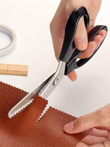 1 件专业黑色不锈钢裁缝剪刀锯齿形边缘织物皮革工艺剪刀重型人体工程学手柄适用于缝纫裁缝装饰材料裁剪工具