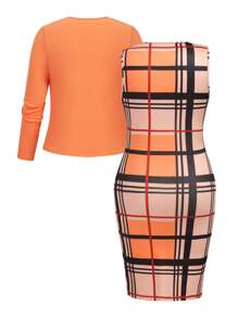 SHEIN Clasi Bộ 2 món/bộ cỡ lớn: Áo thun trơn màu thường ngày & váy kẻ caro không tay, mùa thu - trái cam - Xem 2