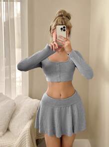 Sweetina Conjunto de 2 piezas con camiseta de manga larga y cuello cuadrado crop y falda mini de cintura baja en color gris, estilo casual de otoño para mujer