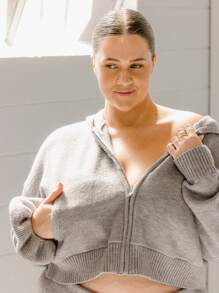 Aralina Chaqueta tipo bomber de punto con cremallera y capucha acanalada de color gris jaspeado con scrunchie a juego