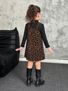 SHEIN Leap Crew NovaGlow 年轻女孩 2 件套 年轻女孩 & 年轻女孩高领 T 恤和灯芯绒豹纹连衣裙休闲装 - 黑色 - 查看 2