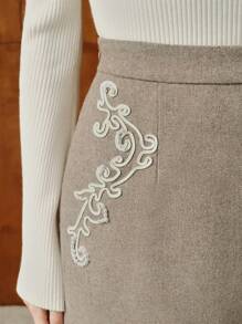MOTF PREMIUM Rok Lurus Bermotif Grafis Mutiara Imitasi dari Wol - Coklat - View 3