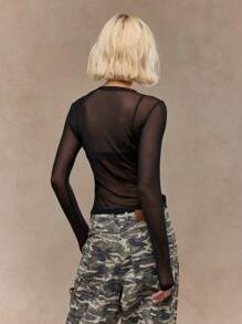 MISSGUIDED Áo thun tay dài lưới mỏng có nhãn logo - màu đen - Xem 2