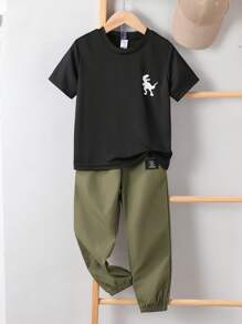 2 件装年轻男孩卡通恐龙印花黑色短袖 T 恤和浅灰色休闲裤套装，春夏卡其色年轻男孩套装儿童男孩服装>短袖口袋青少年男孩套装 - 彩色 - 查看 1