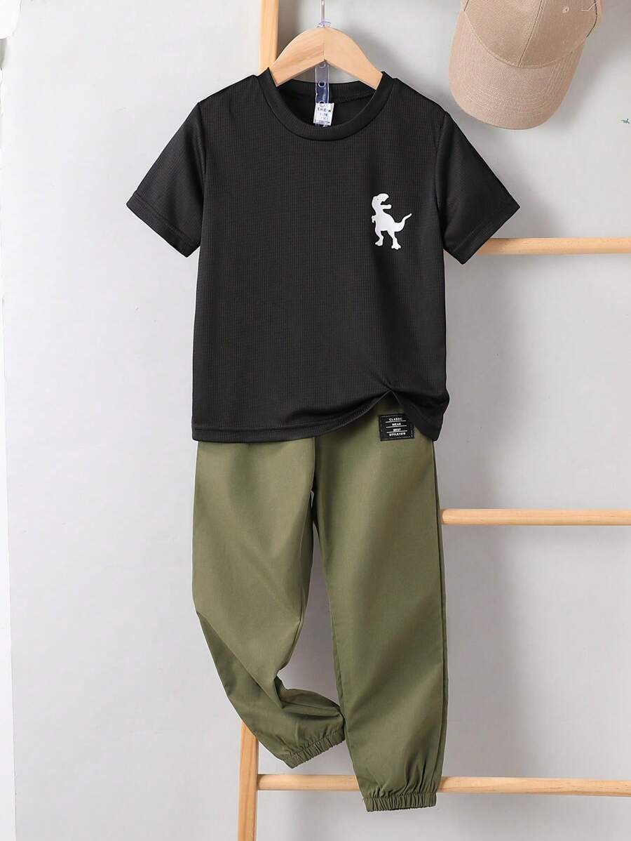 2 件装年轻男孩卡通恐龙印花黑色短袖 T 恤和浅灰色休闲裤套装，春夏卡其色年轻男孩套装儿童男孩服装>短袖口袋青少年男孩套装 - 彩色 - 查看 1