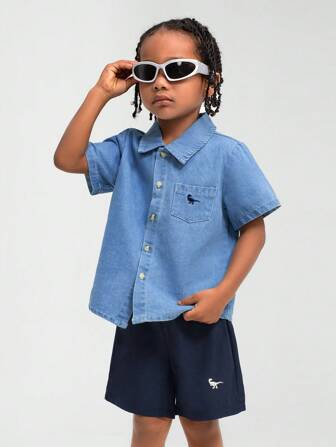 SHEIN Kleine Jungen Sommer Lässig Dinosaurier besticktes Kurzarm Denim Top und Shorts 2 Stücke Set