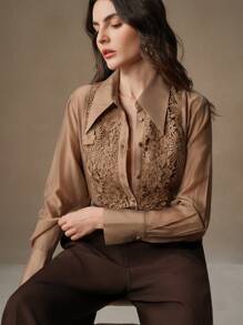 Anewsta Blusa transparente de mujer con cuello de encaje aplicado y contraste