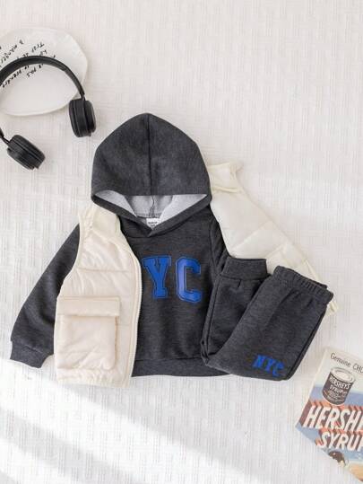 SHEIN Bộ 3 món/Bộ đồ liền quần có mũ trùm đầu họa tiết chữ dễ thương cho bé trai, quần và áo khoác đệm, phù hợp cho mùa thu, đông và các hoạt động ngoài trời như trượt tuyết