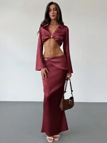 Aloruh 1 套女款白色鲨鱼皮纹理短款上衣，深 V 金属装饰和喇叭袖 + 超长开衩金属长裙 - 紅色 - 查看 6