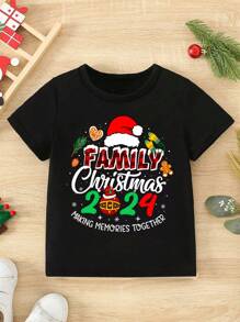 年轻男孩圣诞帽和复古红色格子字母印花休闲 T 恤