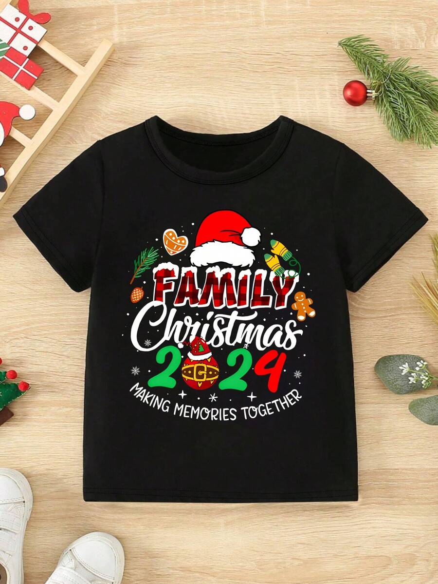 年轻男孩圣诞帽和复古红色格子字母印花休闲 T 恤