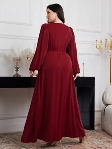 Modelyn Váy dài tay thanh lịch cổ bẻ xếp nếp màu trơn cỡ lớn cho Giáng sinh, Váy đỏ tía cỡ lớn, Váy thanh lịch cỡ lớn, Váy dạ hội dài màu đỏ cỡ lớn - Màu Đỏ Sâu - Xem 2