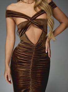 MISSGUIDED Samtkleid mit Ausschnitt an den Schultern, geraffter Vorderseite und Bodycon-Passform in Midi-Länge - Braun - Übersicht 3