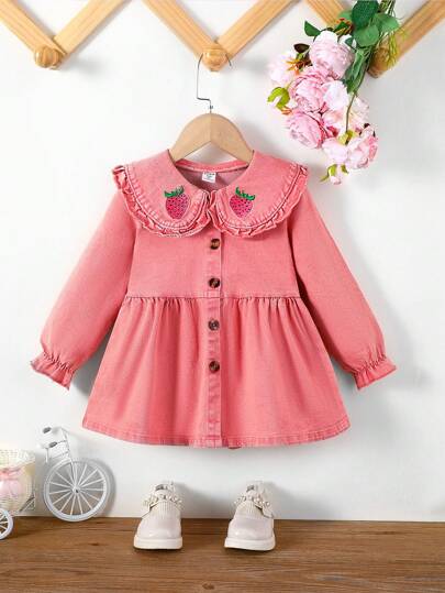 Top en denim à manches longues pour jeune fille, style scolaire décontracté, col smocké rose poudré, ouverture avant, col volantée et imprimé fraise. Polyvalent pour le décontracté, nouvelle arrivée printemps/automne 2024