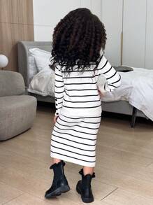 年轻女孩日常休闲舒适街头服饰针织条纹长袖毛衣和中长裙套装 - 黑與白 - 查看 2