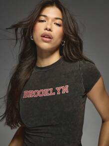 MISSGUIDED Camiseta de bebé con estampado gráfico de Brooklyn