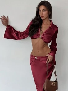 Aloruh 1 套女款白色鲨鱼皮纹理短款上衣，深 V 金属装饰和喇叭袖 + 超长开衩金属长裙 - 紅色 - 查看 3